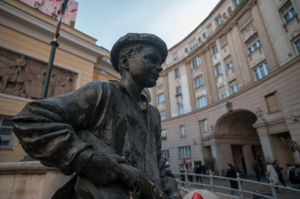 a pesti srác szobra a Corvin közben
