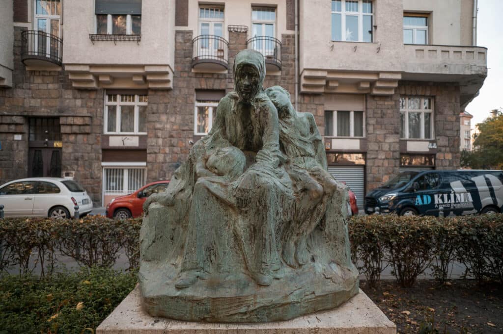 Elhagyottak szobra