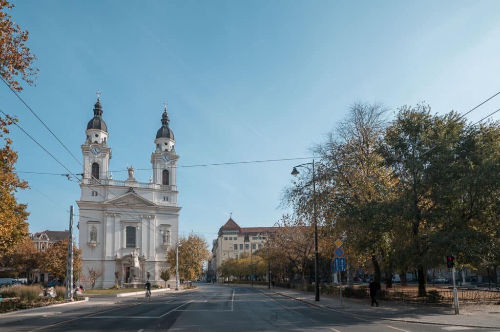 a Szent József-plébániatemplom a Horváth Mihály téren