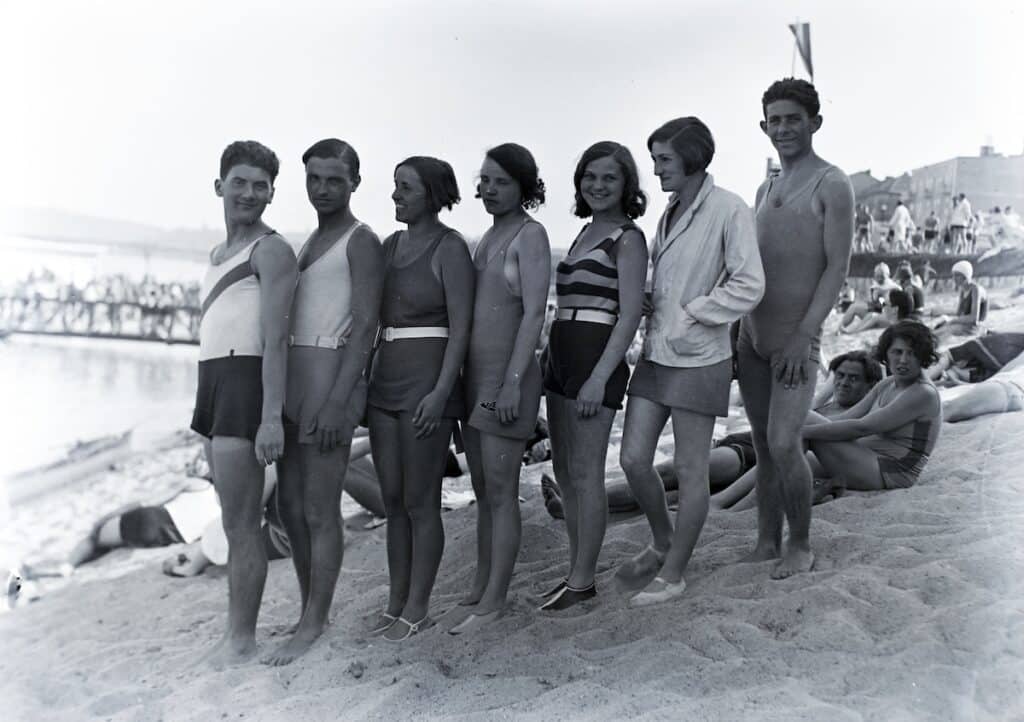 Duna strandfürdő az Újlaki rakparton a Sajka utcánál 1932-ben.
Fotó: Fortepan / Gara Andor