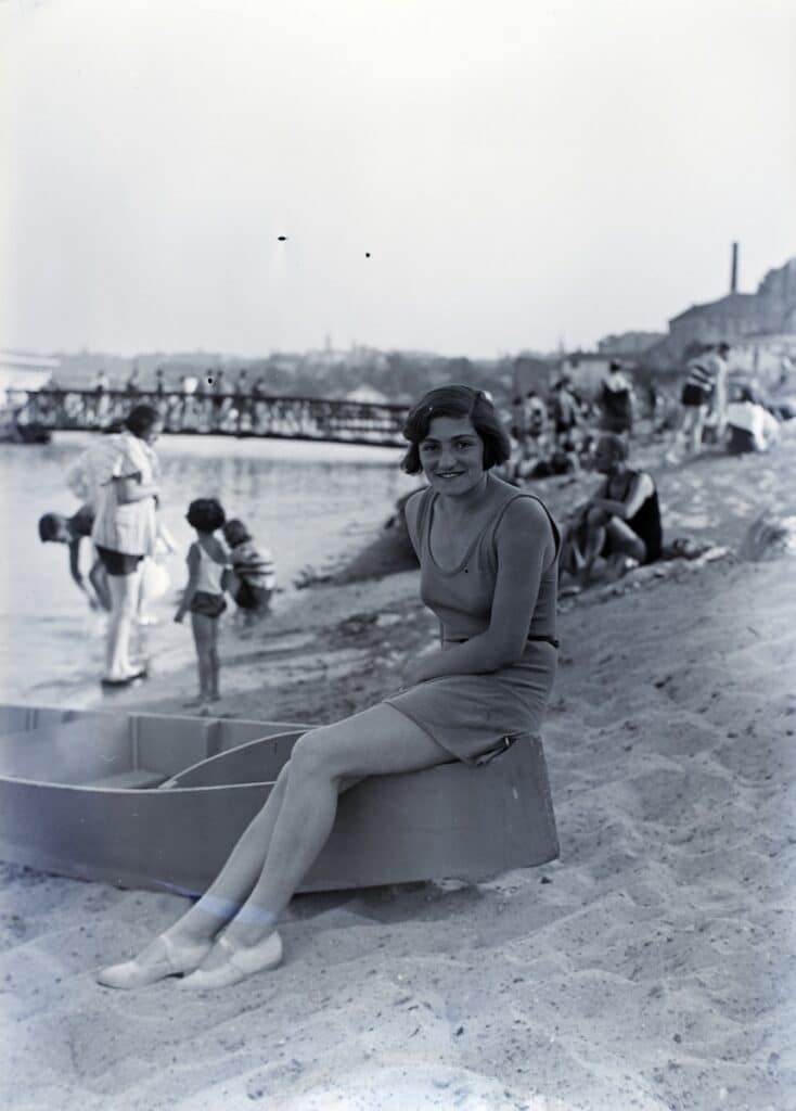 Duna strandfürdő az Újlaki rakparton a Sajka utcánál 1932-ben.
Fotó: Fortepan / Gara Andor