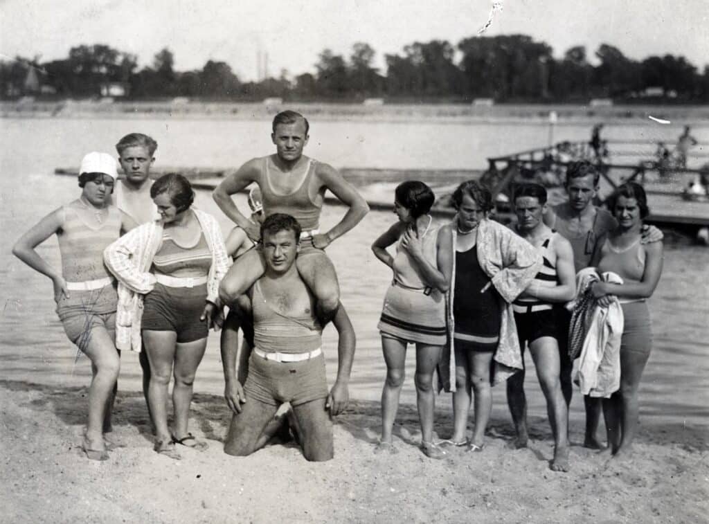 Duna strandfürdő az Újlaki rakparton a Sajka utcánál 1931-ben, szemben a Margit-sziget. Fotó: Fortepan / Schaffer Anikó