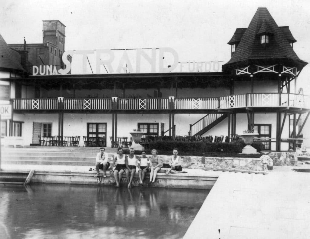 Duna strandfürdő az Újlaki rakparton a Sajka utcánál 1930-ban. Balra a háttérben a Lujza gőzmalom. Fotó: Fortepan / A R