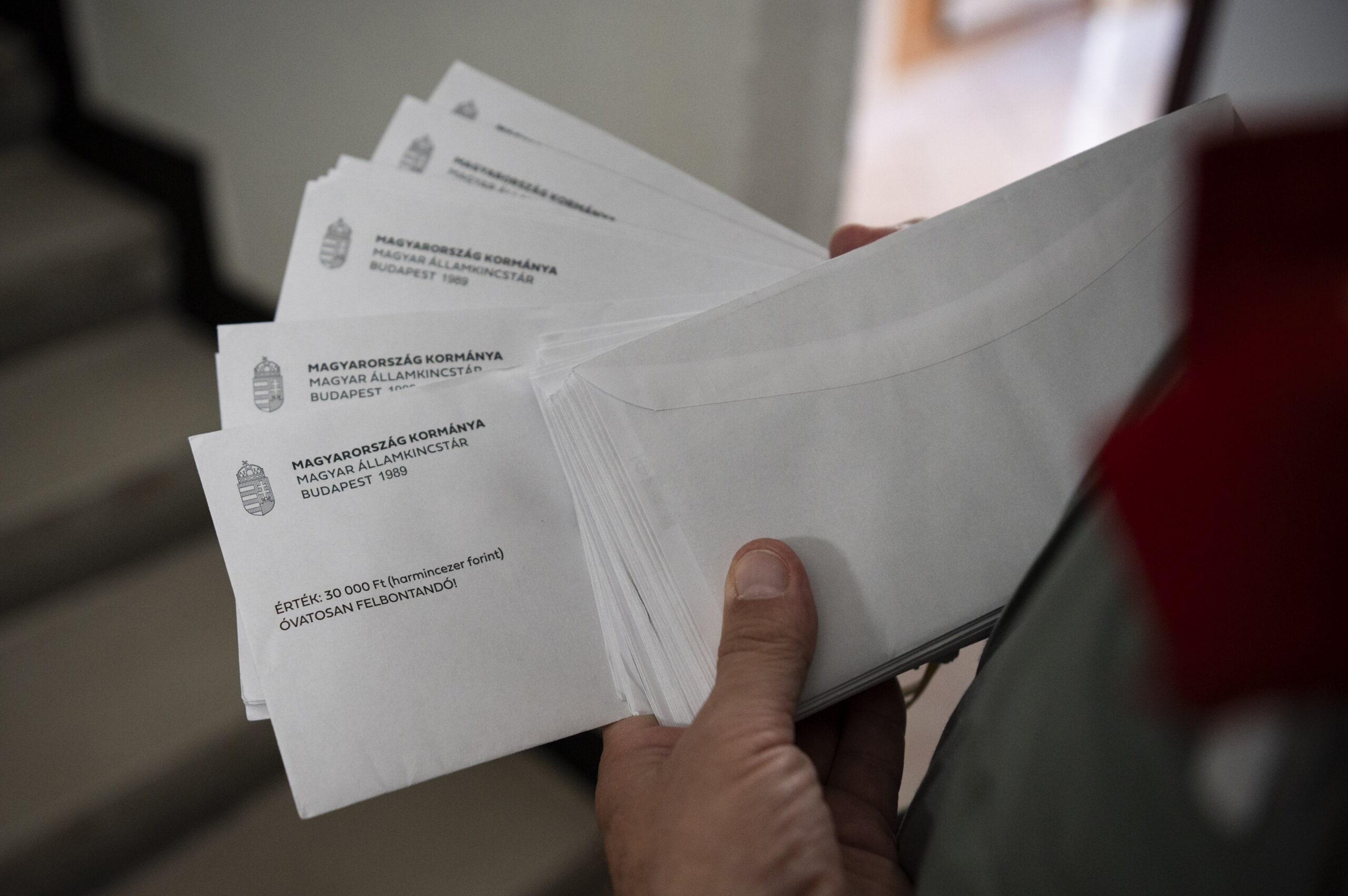 Megkezdõdött a 30 ezer forintos élelmiszer-utalványok kézbe