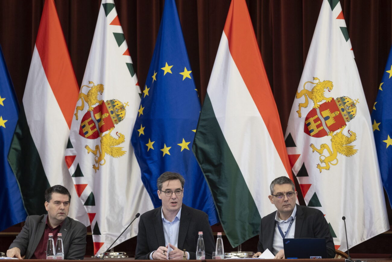 KARÁCSONY Gergely; KISS Ambrus; SZÁMADÓ Tamás
