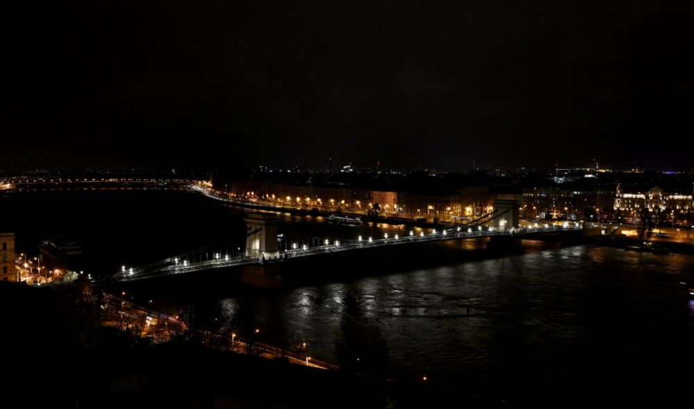 Budapest, 2024. március 23.
A Lánchíd és az Országház a díszkivilágítás nélkül a Föld órája elnevezésû akció közben 2024. március 23-án. A Föld óráját szervezõ Természetvédelmi Világalap (WWF) 2007-ben indult világméretû akciójában részt vevõ városokban egy órára lekapcsolják a világítást, hogy felhívják a közvélemény figyelmét az éghajlatváltozásra, valamint a természeti értékek megõrzésének fontosságára és a fenntartható életmódra.
MTI/Lakatos Péter