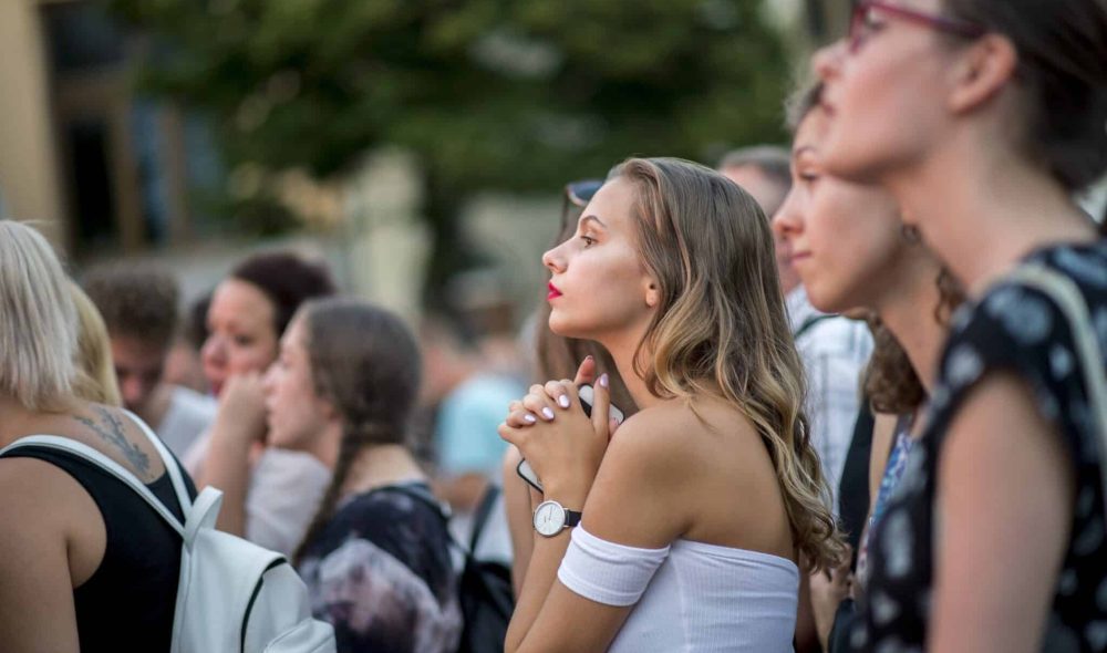 Pécs, 2018. július 25.
Fiatalok a felsõoktatási ponthatárok bejelentésén, a Pont Ott Parti rendezvényen Pécsen a Széchenyi téren 2018. július 25-én. A bejelentéssel eldõlt, hogy a csaknem 108 ezer jelentkezõ közül hányan kerülnek be az általános eljárásban egyetemre, fõiskolára.
MTI Fotó: Sóki Tamás