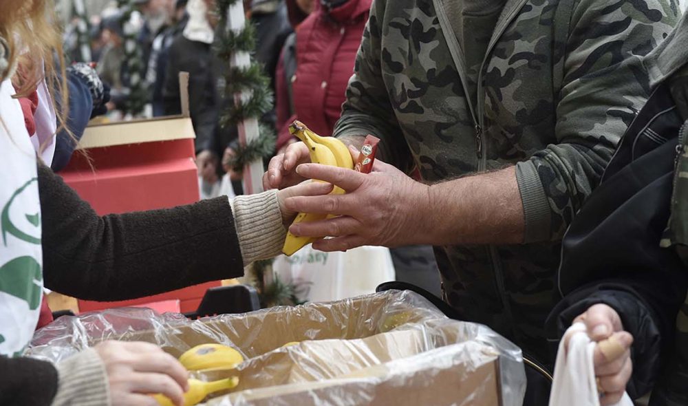 Budapest, 2019. december 25.
Élelmiszercsomag- és ebédosztás a Magyarországi Krisna-tudatú Hívők Közössége rendezésében a Népligetben 2019. december 25-én.
MTI/Bruzák Noémi