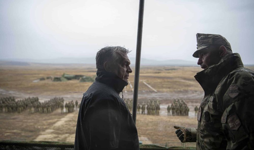 Hajmáskér, 2021. szeptember 30.
A Miniszterelnöki Sajtóiroda által közreadott képen Orbán Viktor miniszterelnök (b) és Ruszin-Szendi Romulusz altábornagy, a Magyar Honvédség parancsnoka a honvédség õszi hadgyakorlatán a haderõfejlesztésrõl tartott kihelyezett kormányülést követõen a hajmáskéri Központi Gyakorló- és Lõtéren 2021. szeptember 30-án.
MTI/Miniszterelnöki Sajtóiroda/Benko Vivien Cher