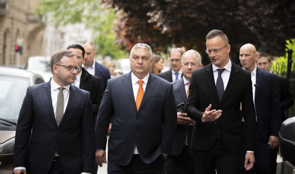 Budapest, 2022. május 2.
A Miniszterelnöki Sajtóiroda által közreadott képen Orbán Viktor miniszterelnök (k), illetve a Fidesz és a KDNP országgyûlési frakcióinak képviselõi az új Országgyûlés alakuló ülésére mennek Budapesten 2022. május 2-án. A kormányfõ mellett jobbra Szijjártó Péter külgazdasági és külügyminiszter, balra Orbán Balázs, a Miniszterelnökség parlamenti és stratégiai államtitkára, mögötte Kósa Lajos, fideszes országgyûlési képviselõ és Havasi Bertalan, a Miniszterelnöki Sajtóiroda vezetõje (takarásban).
MTI/Benko Vivien Cher