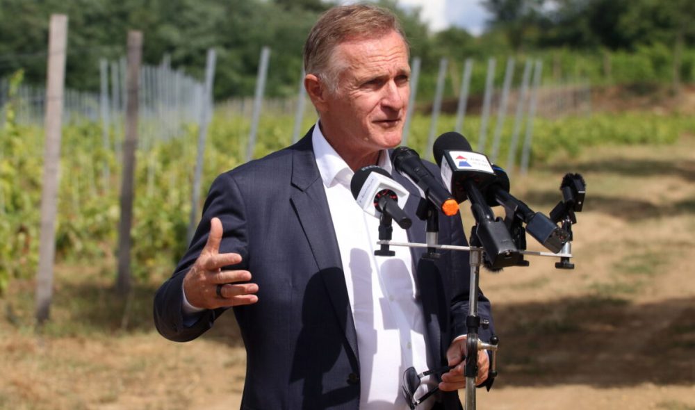Tarcal, 2023. augusztus 2.
Wáberer György, a Tokaj Borvidék Fejlesztési Tanács társelnöke beszédet mond a Tokaj-Zemplén Térségfejlesztési Program keretében felújított, több mint három és fél kilométer hosszú önkormányzati dûlõút átadásán Tarcal határában 2023. augusztus 2-án.
MTI/Vajda János