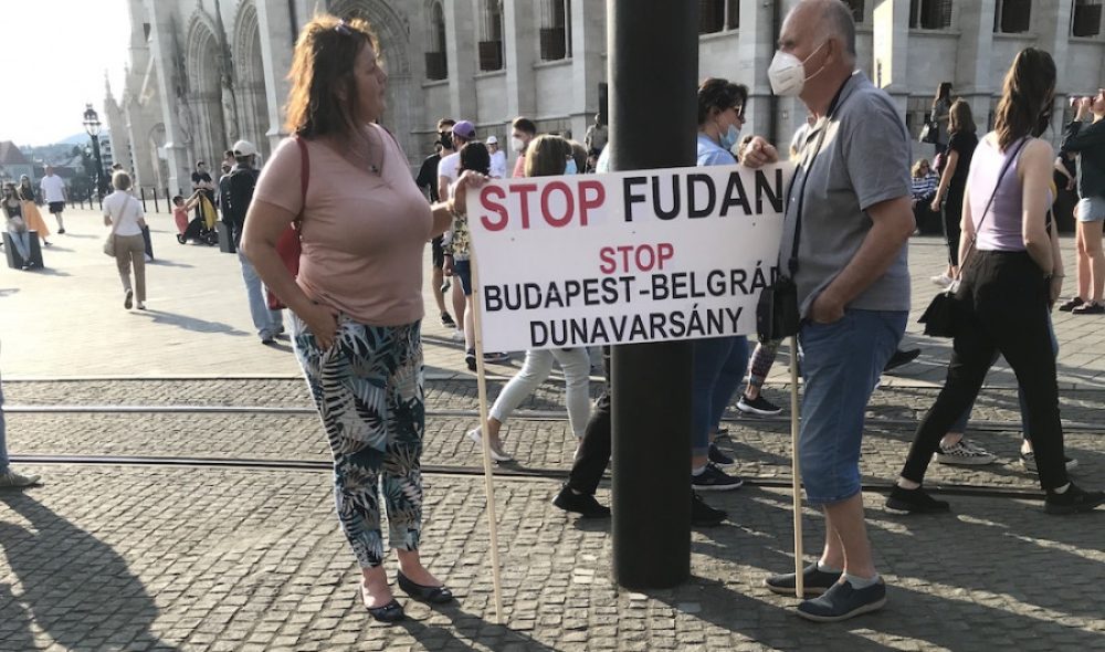 Tüntetés a Fudan ellen