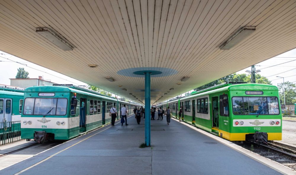 Szentendre, 2021. június 9.
A H5-ös HÉV szentendrei végállomása 2021. június 9-én. Ezen a napon sajtótájékoztatót tartottak itt a H5-ös szentendrei HÉV-vonal és a végállomás megújulásáról. A tervek szerint 2026 elejére készül el az az új csomópont, amely magában foglalja a P+R parkolóházat, biciklitárolókat és közös rendszerbe fogja a HÉV-végállomást és a Volánbusz-pályaudvart. A kormány a szentendrei HÉV fejlesztését nemzetgazdasági szempontból kiemelt jelentõségû beruházásnak minõsítette, a döntés magában foglalja a H5-ös vonal és a szentendrei HÉV-végállomás felújítását.
MTI/Mohai Balázs