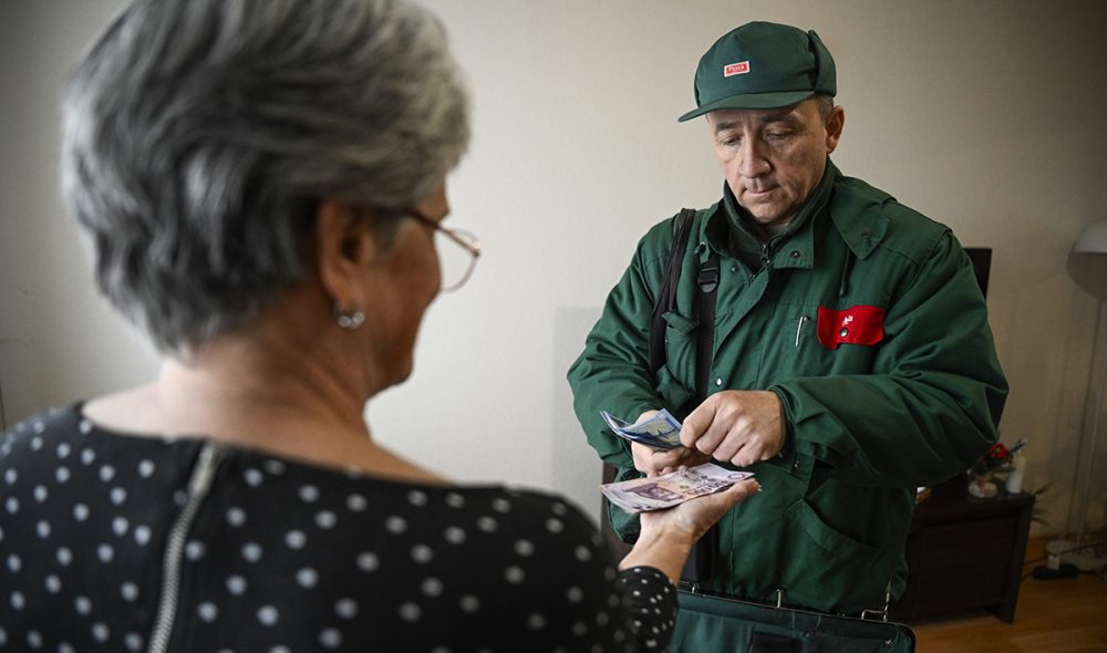 Budapest, 2026. február 6.
A februári, a 13. havi és a 14. havi nyugdíj első negyedét kézbesíti a postás egy nyugdíjasnak a fővárosban 2026. február 6-án. A Magyar Posta megkezdte kézbesíteni a februári dupla nyugdíjat és a 14. havi első negyedét; a nyugdíjak és nyugdíjszerű ellátások csaknem 34 százalékát ma is készpénzben, postai kézbesítéssel fizetik ki közel 800 ezer érintettnek.
MTI/Bodnár Boglárka