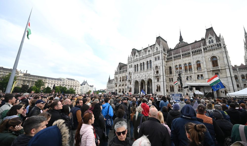Budapest, 2025. május 18.
A közéleti átláthatóságról szóló törvényjavaslat elfogadása elleni tüntetés részvevõi az Országház elõtt, a Kossuth Lajos téren 2025. május 18-án.
MTI/Balogh Zoltán