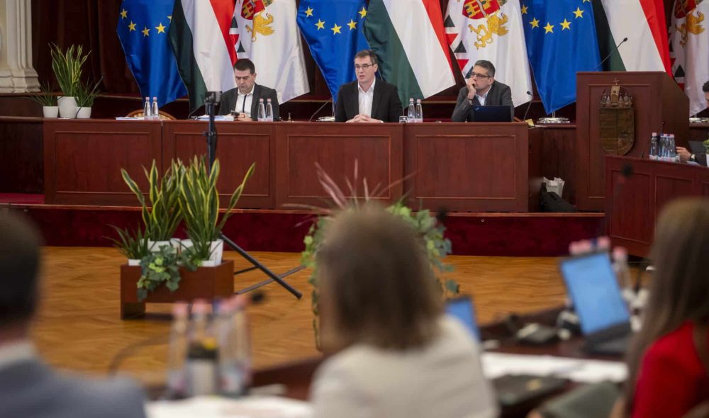 Budapest, 2025. május 28.
Karácsony Gergely fõpolgármester (k) beszél a Fõvárosi Közgyûlés ülésén a Városháza dísztermében 2025. május 28-án. Mellette Kiss Ambrus, a Fõpolgármesteri Hivatal fõigazgatója (b) és Számadó Tamás fõjegyzõ (j).
MTI/Balogh Zoltán