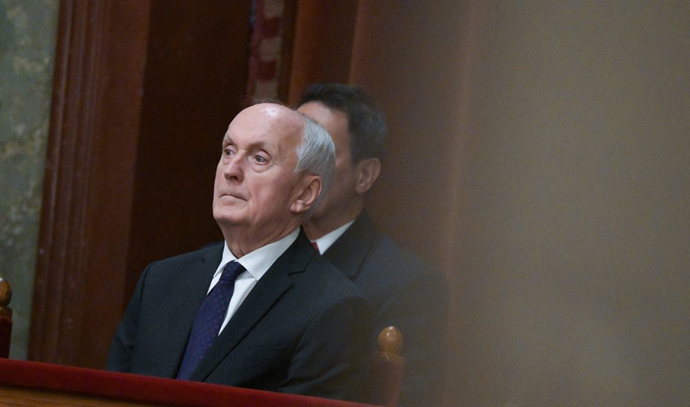 Budapest, 2026. augusztus 11.
Baka András, a Tisza Párt köztársaságielnök-jelöltje, a Legfelsőbb Bíróság volt elnöke az államfőválasztáson az Országgyűlés rendkívüli plenáris ülésén 2026. augusztus 11-én. A köztársasági elnököt titkos szavazással választják meg a képviselők kétharmadának szavazatával.
MTI/Balogh Zoltán