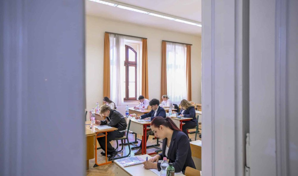 Debrecen, 2025. május 7.
Diákok a történelem írásbeli érettségi vizsgán a Szent József Óvoda, Általános Iskola, Gimnázium és Kollégiumban Debrecenben 2025. május 7-én.
MTI/Czeglédi Zsolt