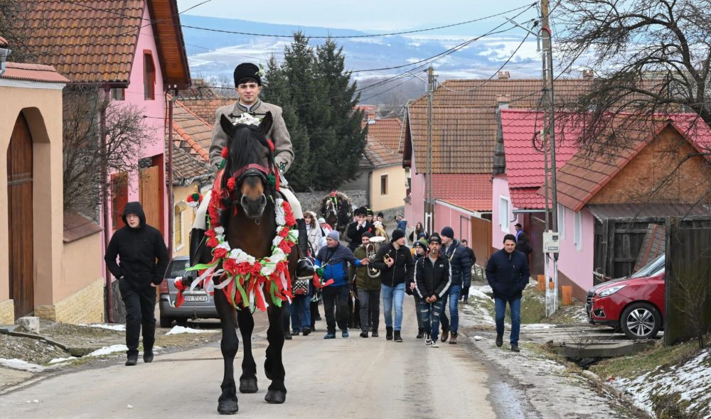 Ürmös, 2024. február 3.
A võfély a farsangi felvonulás élén a Brassó megyei Ürmösön 2024. február 3-án. A fiúk egy lakodalmas menetet jelenítenek meg, a falut végigjárva több háznál megállnak, pénzt kapnak, valamint fánkkal, kürtõskaláccsal és italokkal kínálják õket.
MTI/Kátai Edit