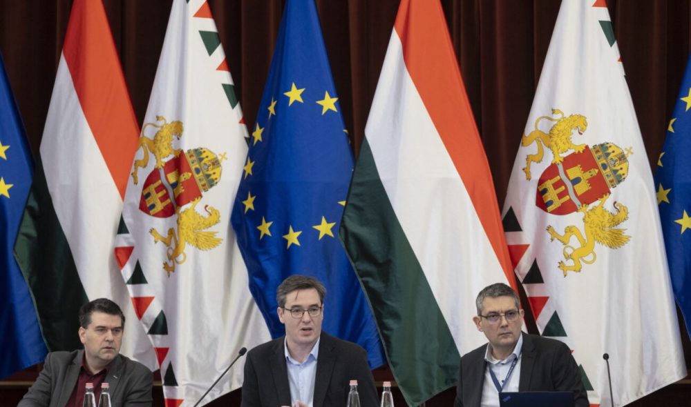 Budapest, 2026. január 28.
Karácsony Gergely fõpolgármester (k), Kiss Ambrus, a Fõpolgármesteri Hivatal fõigazgatója (b) és Számadó Tamás fõjegyzõ a Fõvárosi Közgyûlés ülésén a Városháza dísztermében 2026. január 28-án.
MTI/Kocsis Zoltán