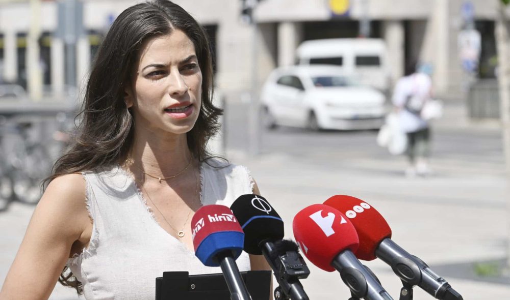 Budapest, 2024. május 28.
Szentkirályi Alexandra, a Fidesz-KDNP fõpolgármester-jelöltje a Wintermantel Zsolttal, a FideszKDNP fõvárosi frakcióvezetõjével, "A nagykörúton belüli szakaszról is kitiltaná az autósokat Karácsony Gergely" címmel tartott közös sajtótájékoztatón a Blaha Lujza téren 2024. május 28-án.
MTI/Lakatos Péter