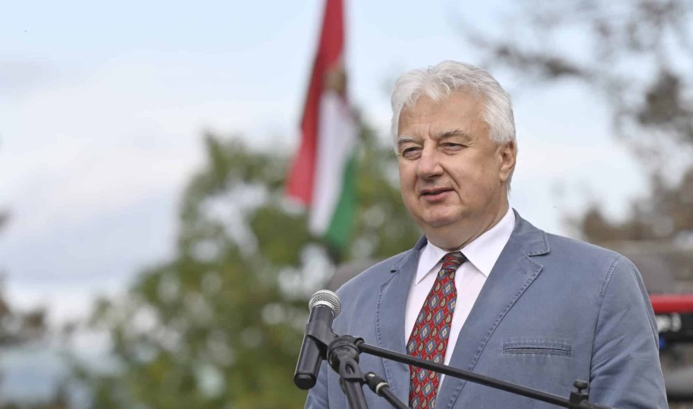 Zebegény, 2024. június 1.
Semjén Zsolt miniszterelnök-helyettes beszédet mond a nemzeti összetartozás napja alkalmából rendezett megemlékezésen Zebegényben, a Kálvária dombon lévõ Országzászló és trianoni emlékmûnél 2024. június 1-jén.
MTI/Lakatos Péter