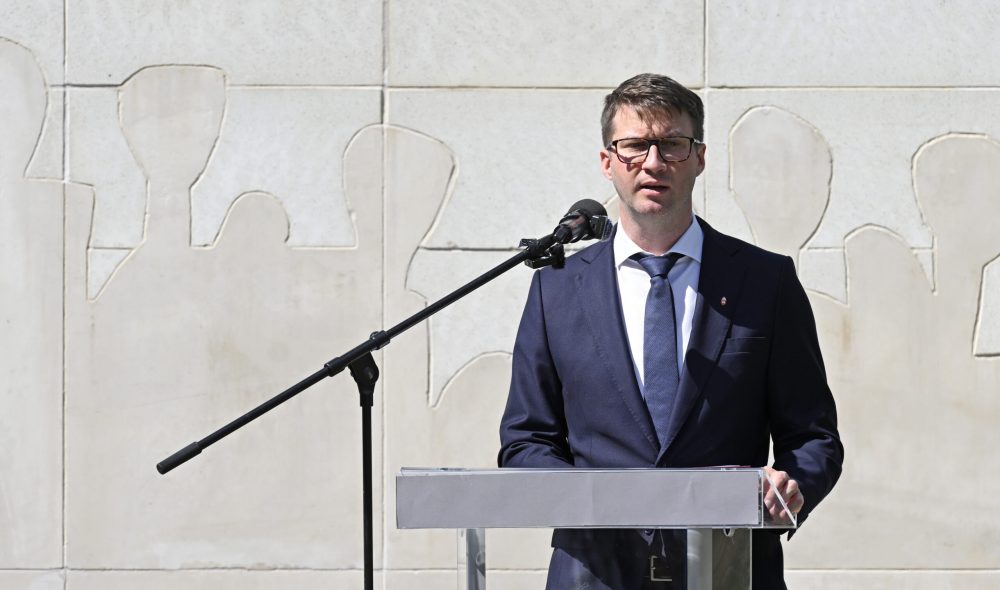 Budapest, 2025. augusztus 23.
Böröcz László Budavár polgármestere beszédet mond a totalitárius diktatúrák áldozatainak európai emléknapja alkalmából rendezett megemlékezésen Budapesten, a hortobágyi kényszermunkatáborokba elhurcoltak tiszteletére állított emlékmûnél a Szarvas téren 2025. augusztus 23-án.
MTI/Lakatos Péter