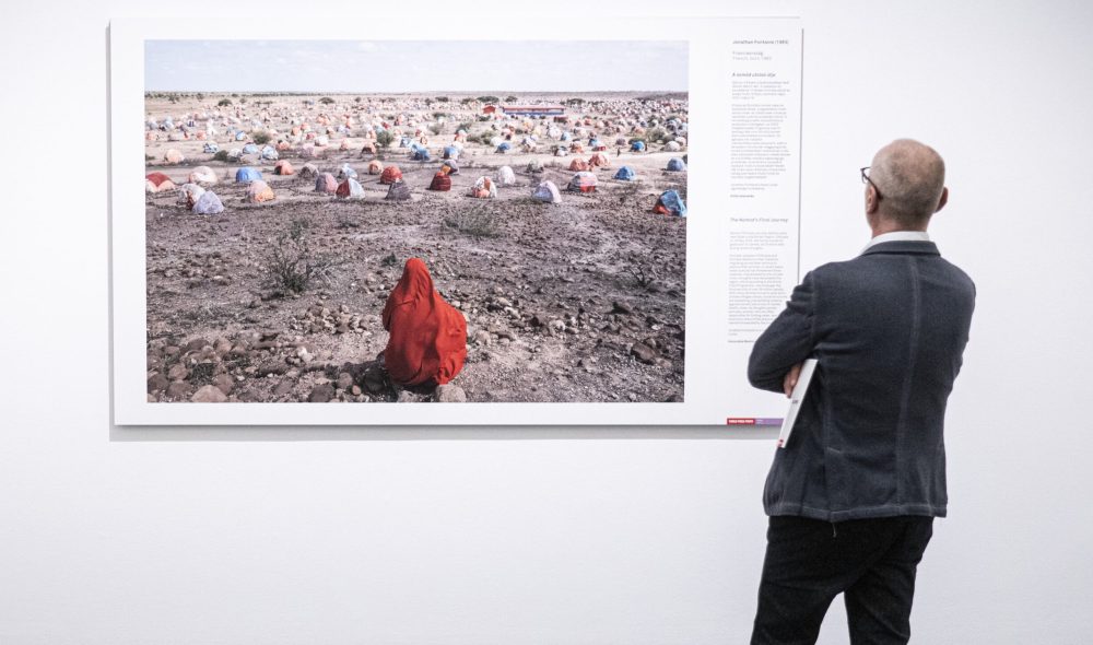 Budapest, 2023. szeptember 21.
Jonathan Fontaine A nomád utolsó útja címû, a zsûri különdíjával elismert képe a World Press Photo 2023 kiállítás megnyitóján a Magyar Nemzeti Múzeumban 2023. szeptember 21-én. A kiállításon látható 94 díjazott felvételt több mint 60 448 fotóból választotta ki egy független zsûri. A tárlat november 5-ig látogatható.
MTI/Szigetváry Zsolt