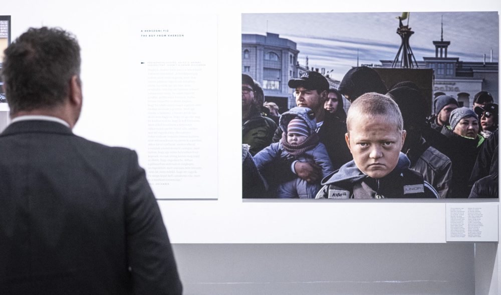 Budapest, 2023. szeptember 21.
Hajdú D. András a Herszoni fiú címû képe a National Geographic magazin kísérõkiállításán a World Press Photo 2023 kiállítás megnyitóján a Magyar Nemzeti Múzeumban 2023. szeptember 21-én. A kiállításon látható 94 díjazott felvételt több mint 60 448 fotóból választotta ki egy független zsûri. A tárlat november 5-ig látogatható.
MTI/Szigetváry Zsolt