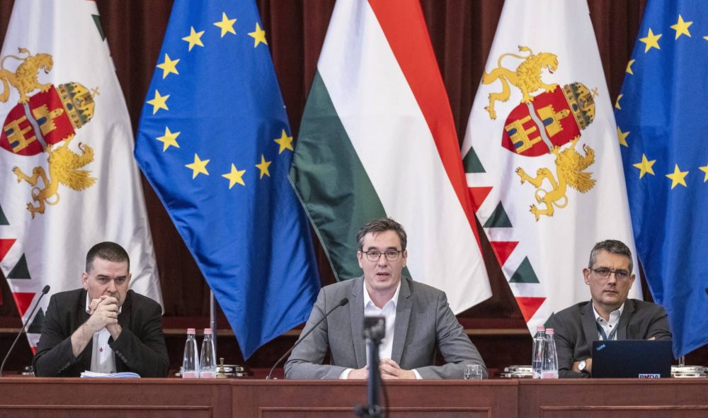 Budapest, 2025. június 25.
Karácsony Gergely fõpolgármester (k) beszél a Fõvárosi Közgyûlés ülésén a Városháza dísztermében 2025. május 28-án. Mellette Kiss Ambrus, a Fõpolgármesteri Hivatal fõigazgatója (b) és Számadó Tamás fõjegyzõ (j). Határozatképtelenség miatt Karácsony Gergely elnapolta a Fõvárosi Közgyûlés ülését, amelyen a Tisza, illetve a Fidesz-KDNP fõvárosi frakciója nem jelent meg.
MTI/Szigetváry Zsolt