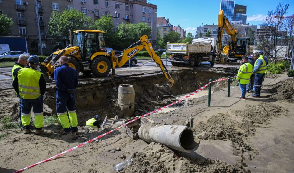Budapest, 2026. április 20.
A Fõvárosi Vízmûvek munkagépei dolgoznak a Róbert Károly körúton 2026. április 20-án, ahol két forgalmi sávot le kellett zárni az Árpád híd irányába a reggeli csõtörés miatt. A javítás és a terület helyreállítása több napot vesz igénybe, ezért a forgalmi korlátozás várhatóan hétvégéig tart.
MTI/Szigetváry Zsolt