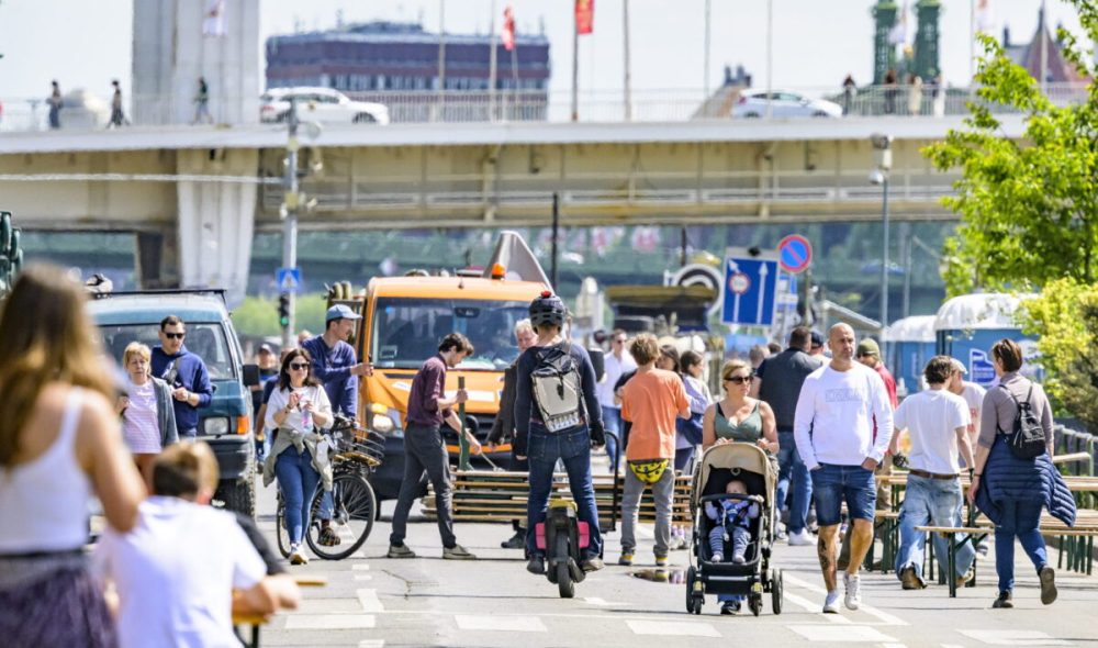 Budapest, 2026. május 1.
Kerékpárosok és gyalogosok a lezárt Jane Haining rakparton 2026. május 1-jén. Az idén elõször újra megnyílt a hosszú hétvégére a pesti alsó rakpart a Margit híd és az Erzsébet híd közelében lévõ Irányi utcai lehajtó közötti rész a pihenni és mozogni vágyók elõtt. A nyár végéig minden hétvégén gyalog és kerékpárral vagy rollerrel közlekedõk autómentes környezetben használhatják az úttestet.
MTI/Szigetváry Zsolt
