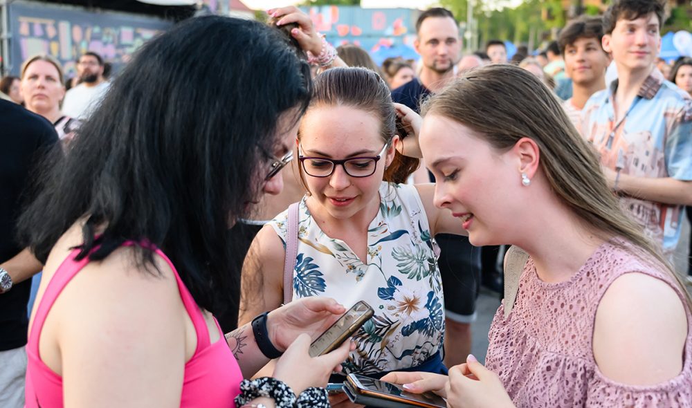 Veszprém, 2025. július 23.
Fiatalok a ponthatárokat nézik telefonjukon Veszprémben, a Pannon Egyetem Pont Ott Partiján 2025. július 23-án.
MTI/Vasvári Tamás