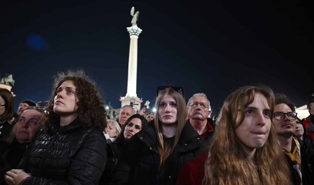 Budapest, 2024. február 16.
Résztvevõk az Odakint most szörnyek járnak - kiállás az áldozatokért, a gyerekekért, az egészséges társadalomért címmel tartott tüntetésen Budapesten, a Hõsök terén 2024. február 16-án. A demonstrációt civilek, online tartalomgyártók szervezték.
MTI/Koszticsák Szilárd
