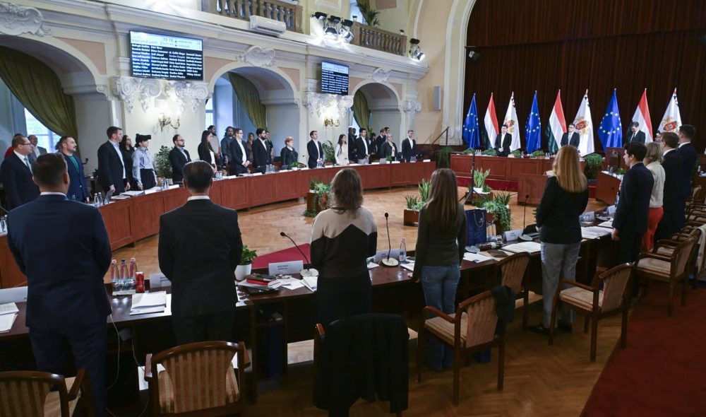 Budapest, 2024. október 4.
A képviselõk hivatali esküt tesznek a Fõvárosi Közgyûlés alakuló ülésén a Városháza dísztermében 2024. október 4-én.
MTI/Koszticsák Szilárd