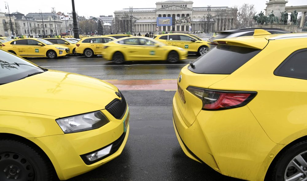 Budapest, 2025. január 15.
Taxisok gyülekezenek jarmûveikkel a Hõsök terén a Taxisok Érdekvédelmi Szervezetének felhívására megtartott tûntetés kezdetén, majd több csoportban az Építési és Közlekedési Minisztérium (ÉKM), a Nemzetgazdasági Minisztérium (NGM), a Pénzügyminisztérium (PM), a Fõpolgármesteri Hivatal, valamint a Budapesti Közlekedési Központ (BKK) épülete elé hajtottak 2025. január 15-én.
MTI/Koszticsák Szilárd