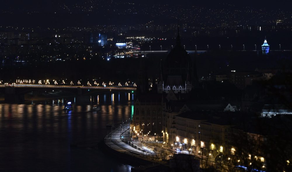 Budapest, 2022. március 26.
Budapest látképe díszkivilágítás nélkül a Föld órája elnevezésû akció alatt 2022. március 26-án. A Föld óráját szervezõ Természetvédelmi Világalap (WWF) minden év márciusának utolsó szombatján, az óraátállítás elõtti estén arra kéri a mozgalom támogatóit, hogy egy órára kapcsolják le a felesleges lámpákat és elektromos berendezéseket. A szimbolikus lekapcsolás célja, hogy ráirányítsa a figyelmet az éghajlatváltozásra, valamint a természeti értékek megõrzésének fontosságára és a fenntartható életmódra.
MTI/Máthé Zoltán
