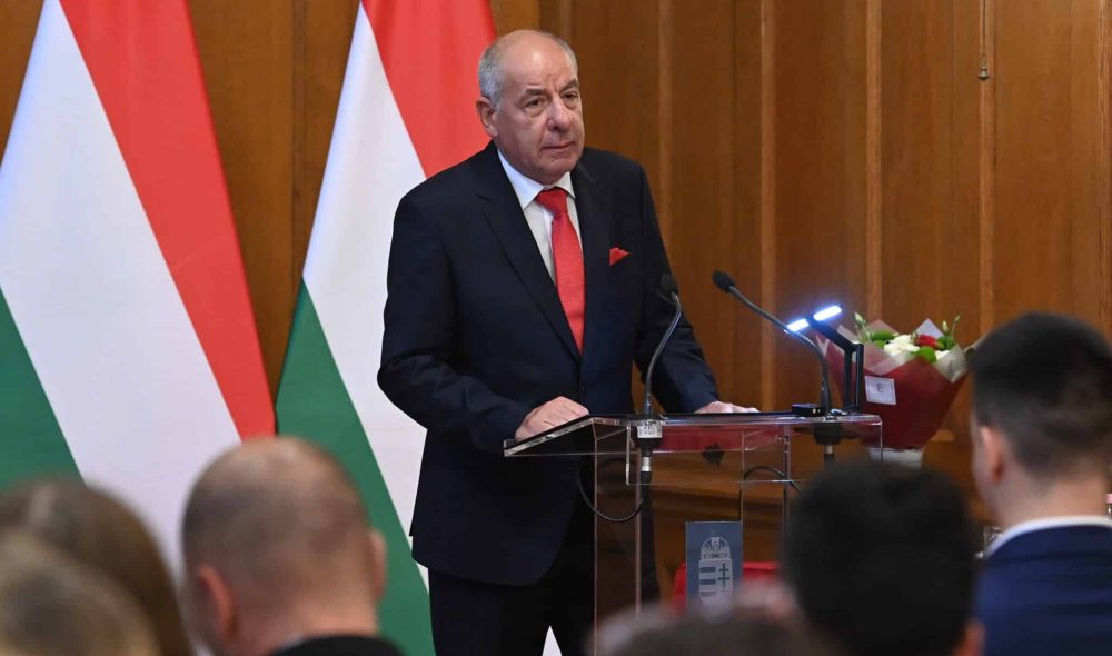 Budapest, 2025. június 12.
Sulyok Tamás köztársasági elnök beszédet mond a jubileumi magyar állampolgársági eskütételen a Parlamentben 2025. június 12-én. Az Országgyûlés 15 ével ezelõtt, 2010-ben az egyik elsõ rendelkezésével lehetõvé tette a magyar állampolgárság egyszerûsített megszerzését.
MTI/Máthé Zoltán