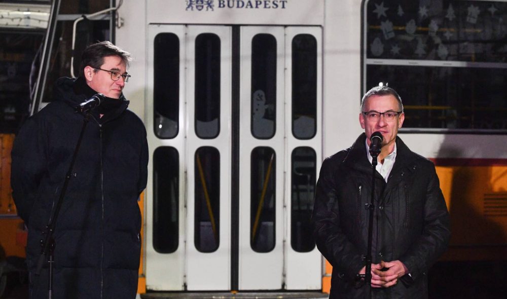 Budapest, 2024. december 2.
Bolla Tibor, a BKV Zrt. vezérigazgatója (j) beszél, mellette Karácsony Gergely fõpolgármester (b) az ünnepi világítással díszített villamosok, a BKV fényflottájának ünnepélyes indulásakor a Hungária kocsiszínben 2024. december 2-án.
MTI/Bruzák Noémi