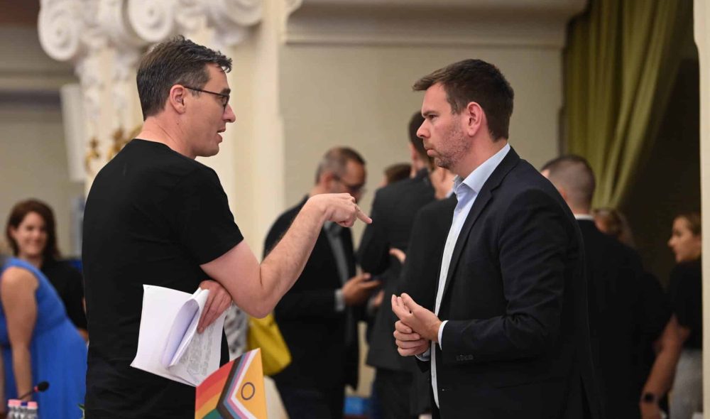 Budapest, 2025. június 30.
Karácsony Gergely fõpolgármester (b) és Vitézy Dávid, a Podmaniczky Mozgalom frakcióvezetõje beszélget a fõvárosi önkormányzat ez évi költségvetésének kiigazításáról szóló szavazása elõtt a Fõvárosi Közgyûlés rendkívüli ülésén a Városháza dísztermében 2025. június 30-án.
MTI/Bruzák Noémi