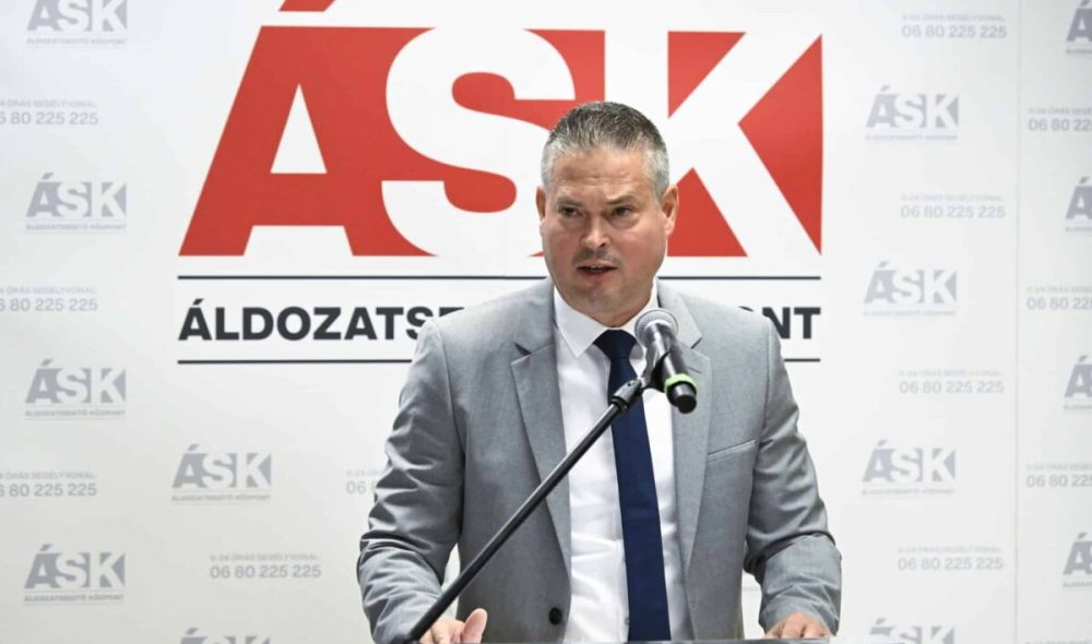 Budapest, 2024. augusztus 27.
Sára Botond, Budapest Fõváros Kormányhivatalának fõispánja beszédet mond az újbudai áldozatsegítõ központ átadása napján a XI. kerületben, a Pest Vármegyei Adó- és Vámigazgatóság épületében 2024. augusztus 27-én.
MTI/Kovács Tamás