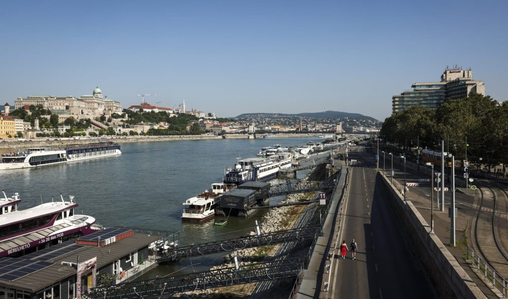Budapest, 2023. július 15.
A lezárt Jane Haining rakpart 2023. július 15-én. Egy hónapra megnyílt a pesti alsó rakpart a pihenni és mozogni vágyók elõtt: július 15-tõl augusztus közepéig a gyalog és kerékpárral vagy rollerrel közlekedõk autómentes környezetben használhatják a Jane Haining rakpartot az Eötvös tér és az Irányi utca között.
MTI/Hegedüs Róbert