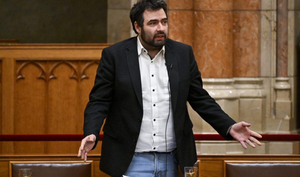 Budapest, 2025. november 24.
Jámbor András, a Párbeszéd vezérszónoka felszólal a devizahitel-károsultak megsegítésérõl szóló vitában az Országgyûlés plenáris ülésén 2025. november 24-én.
MTI/Hegedüs Róbert