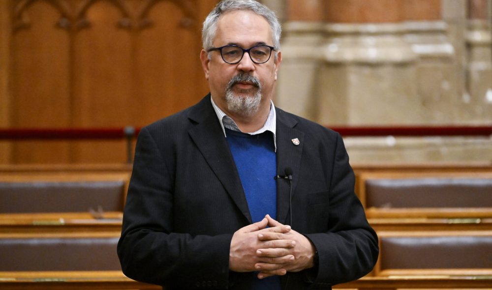 Budapest, 2025. december 18.
Arató Gergely, a DK vezérszónoka, frakcióvezetõ-helyettese felszólal az alapvetõ jogok biztosának és helyetteseinek 2024-es tevékenységérõl szóló beszámoló vitájában az Országgyûlés kormány által kezdeményezett rendkívüli ülésén 2025. december 17-én.
MTI/Hegedüs Róbert