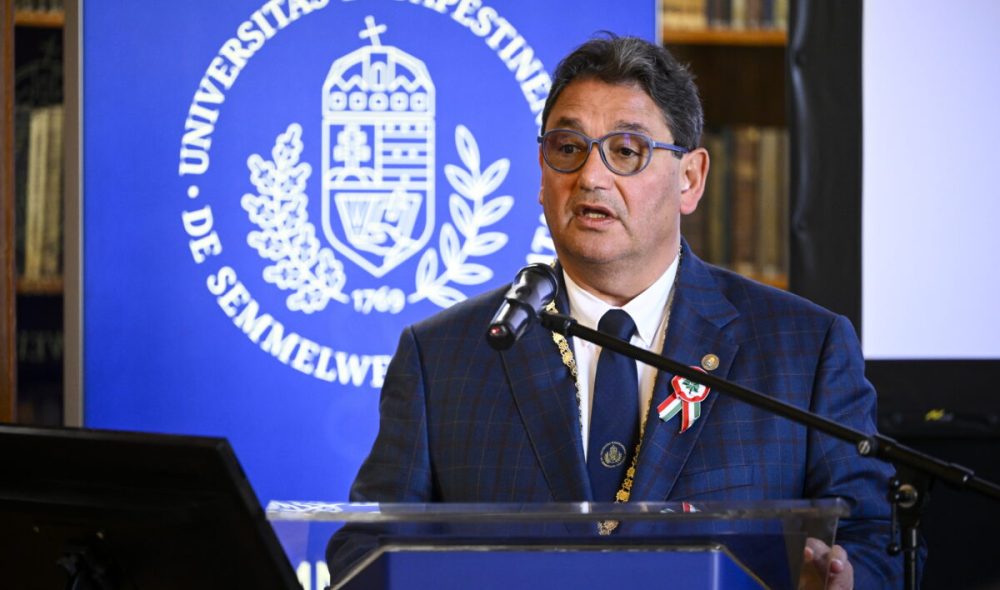 Budapest, 2026. március 12.
Merkely Béla, a Semmelweis Egyetem rektora beszédet mond az egyetemen kialakítandó egységes palliatív-hospice ellátórendszerrõl tartott ünnepségen Budapesten 2026. március 12-én.
MTI/Hegedüs Róbert