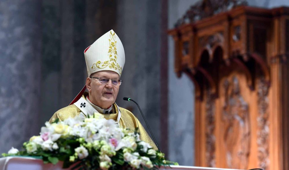 Esztergom, 2025. április 20.
Erdõ Péter bíboros, esztergom-budapesti érsek húsvétvasárnapi ünnepi szentmisét celebrál az esztergomi Nagyboldogasszony- és Szent Adalbert-fõszékesegyházban 2025. április 20-án.
MTI/Kovács Attila