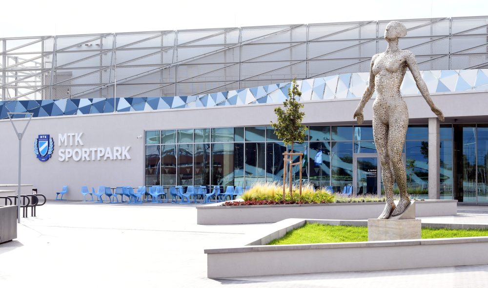 Budapest, 2025. szeptember 28.
Az MTK Sportpark az ünnepélyes megnyitója napján Budapesten, a VIII. Kerepesi úton 2025. szeptember 28-án.  A 9,5 hektáros sportpark területén többek között egy 5000 fõs nézõtérrel rendelkezõ, több mint 11 ezer négyzetméteres sportcsarnok, egy 3800 négyzetméteres edzõcsarnok, 33 800 négyzetméteres zöldterület és egy hatalmas napelempark jött létre, a fûtést pedig az 1350 méter mélyrõl jövõ geotermikus energia biztosítja.
MTI/Kovács Attila