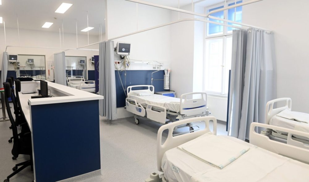 Budapest, 2026. május 18.
A Semmelweis Egyetem Idegsebészeti és Neurointervenciós Klinika strokecentrumának felújított szubintenzív részlege az átadás napján, 2026. május 18-án. A beruházás 100 milliós teljes költségét egyetemi forrásból biztosították.
MTI/Kovács Attila