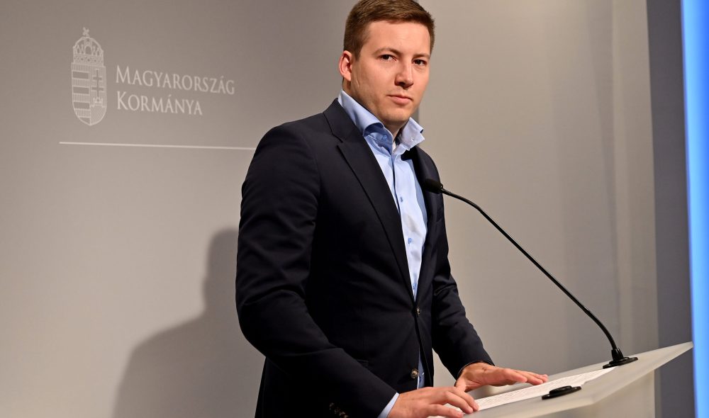 Budapest, 2020. augusztus 5.
Farkas Örs, a Kormányzati Tájékoztatási Központ szóvivõje tájékoztatót tart a nemzeti konzultációról Budapesten 2020. augusztus 5-én.
MTI/Illyés Tibor