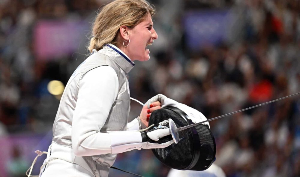 Párizs, 2024. július 28.
Pásztor Flóra, miután gyõzött az amerikai Jacqueline Dubrovich ellen és a nyolcaddöntõbe jutott a nõi tõr egyéni versenyében a 2024-es párizsi nyári olimpián a Grand Palais kiállítócsarnokban 2024. július 28-án.
MTI/Illyés Tibor